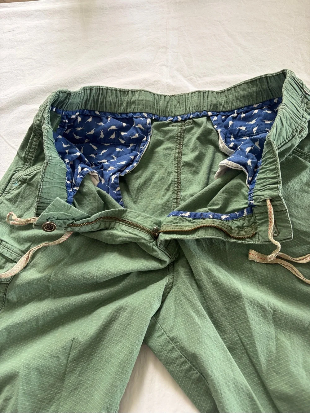Tommy Bahama Men’s L Elastic Waist Cargo Shorts Green Marlin Shark Lining L/G